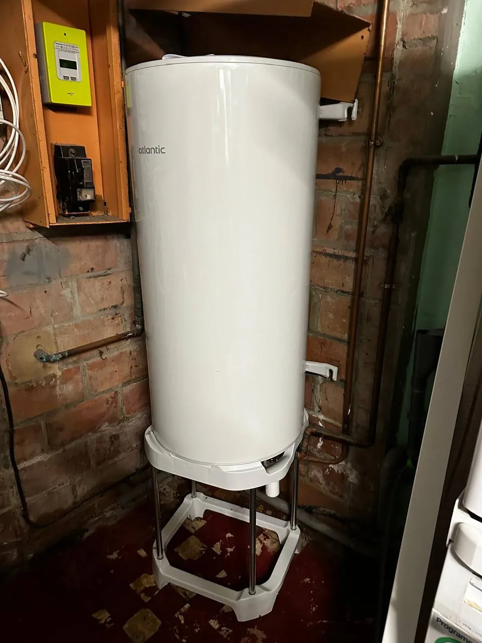 Installation d'un chauffe-eau électrique Atlantic par un plombier Solstis Chauffage