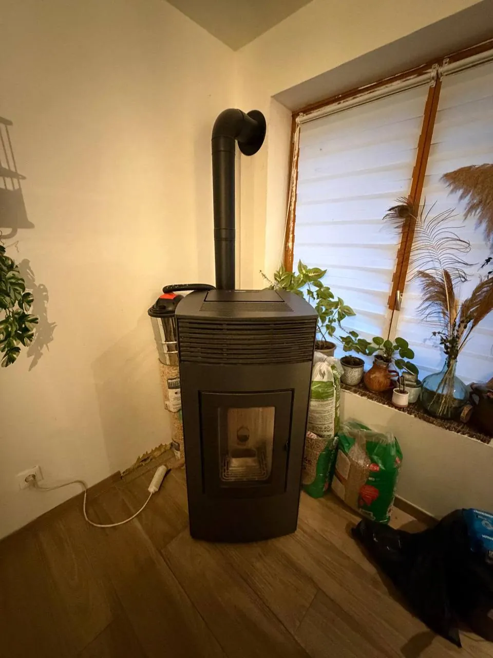 Installation d'un poêle à granulés (pellets) dans un salon par Solstis Chauffage