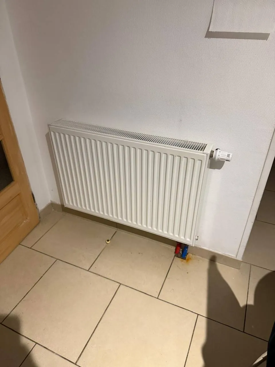 Radiateur de chauffage central équipé d'un robinet thermostatique posé par Solstis Chauffage