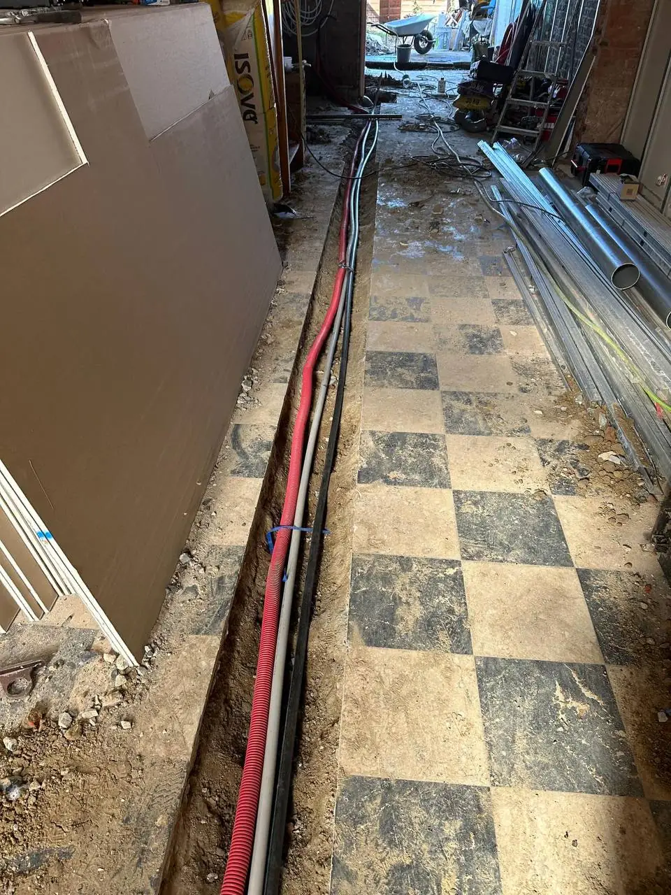 Chantier de rénovation : passage des réseaux de plomberie par Solstis Chauffage