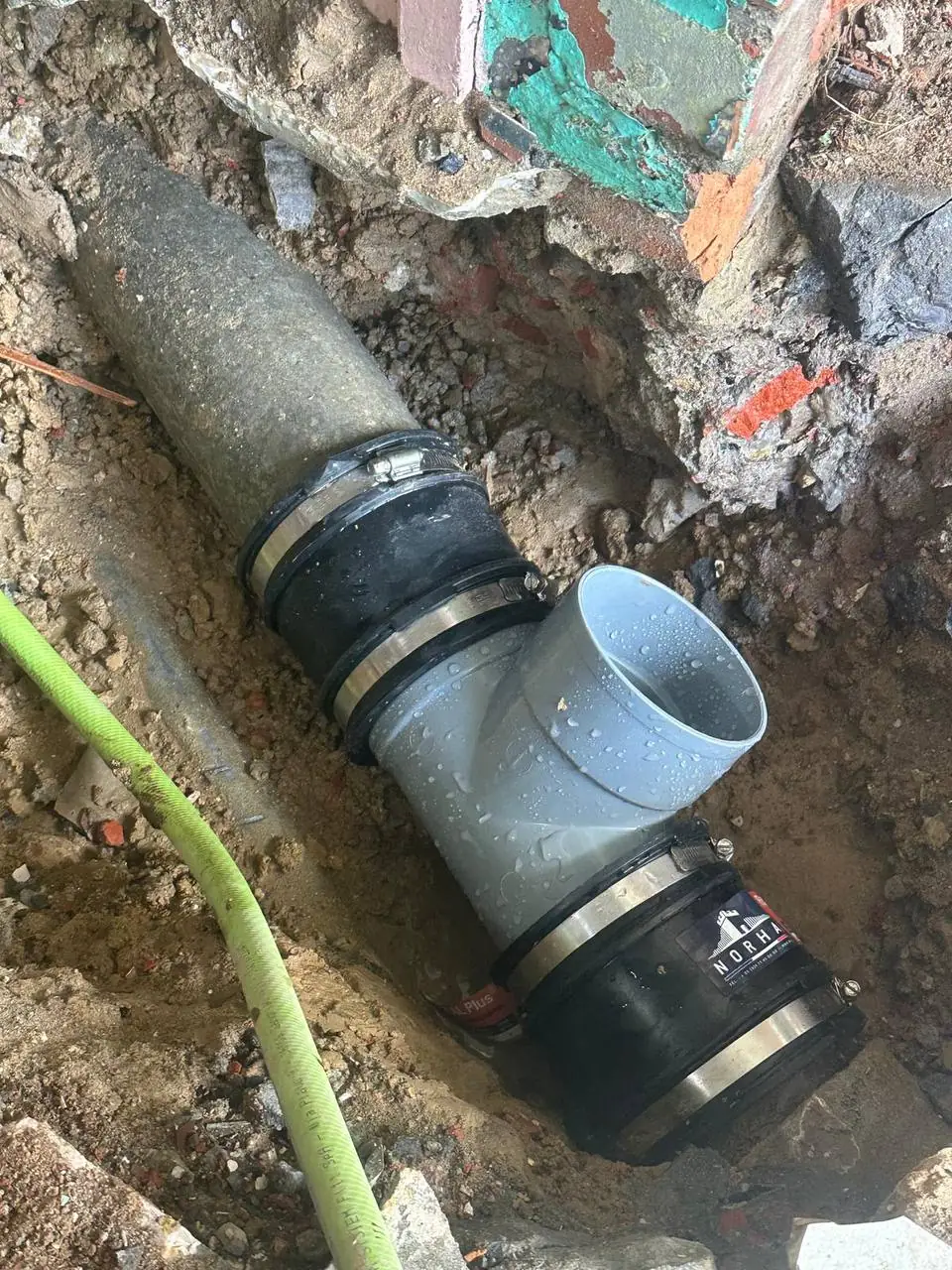 Réparation d'une canalisation d'évacuation enterrée par un plombier Solstis Chauffage